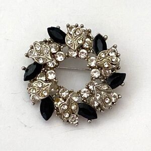 Vintage Black Marquise Shaped Crystal Rhinestone Brooch Silver Tone Wreath Style